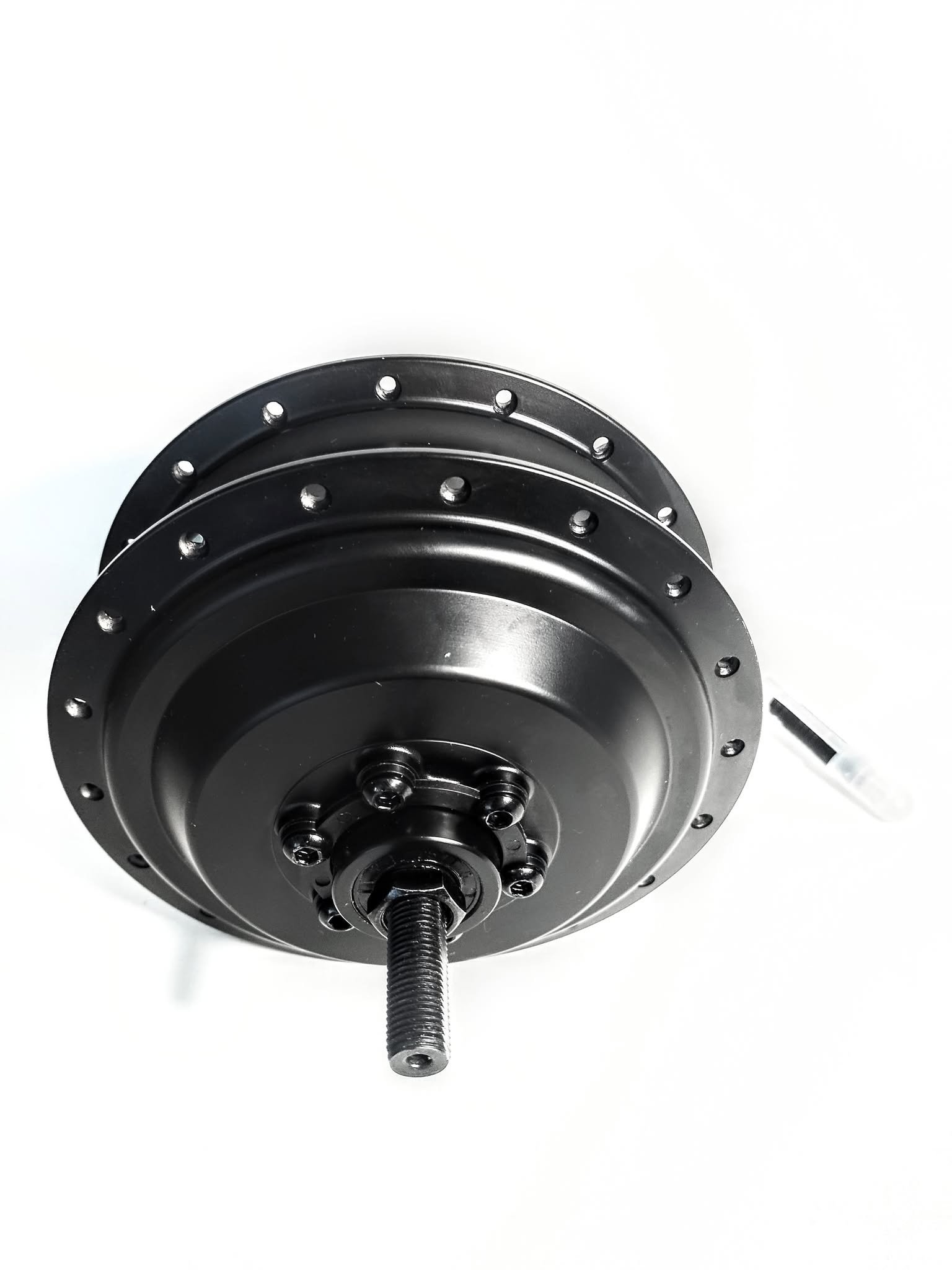 Koło z silnikiem 250W EPF02 – zbliżenie silnika | EBP Koło z silnikiem 250W EBP EPF02 – zbliżenie na silnik w tylnej piaście